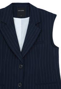 Marineblaue ärmellose Blazer mit weißen Nadelstreifen, abgerundetem Revers, zwei Knöpfen und einer einzelnen Brusttasche. Etikett trägt "CALLIOPE", Größe klein.