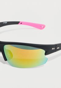 Μαύρα αθλητικά γυαλιά ηλίου με περιμετρικό σχεδιασμό, με φακούς που μεταβαίνουν από πράσινο σε κίτρινο και ροζ ελαστικές λεπτομέρειες στα βραχίονες.