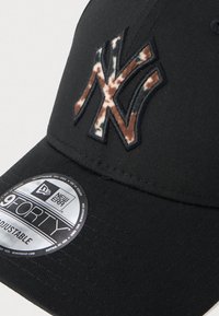 Fekete baseball sapka hímzett logóval barna és szürke terepmintában, állítható pánttal és struktúrált anyaggal.