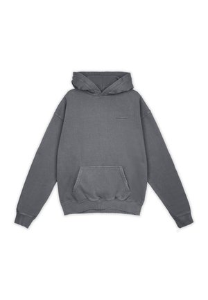 Sudadera gris de gran tamaño con bolsillo canguro frontal, capucha con cordón y puños acanalados. Presenta un sutil logo en el pecho. Sin estampados.