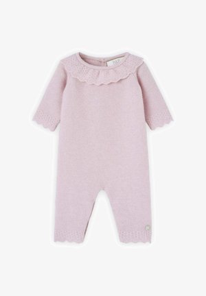 Combinaison en tricot rose avec col et bords de manches festonnés. Présente un motif texturé et un petit bouton décoratif.