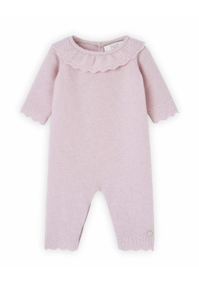 Combinaison en tricot rose avec col et bords de manches festonnés. Présente un motif texturé et un petit bouton décoratif.