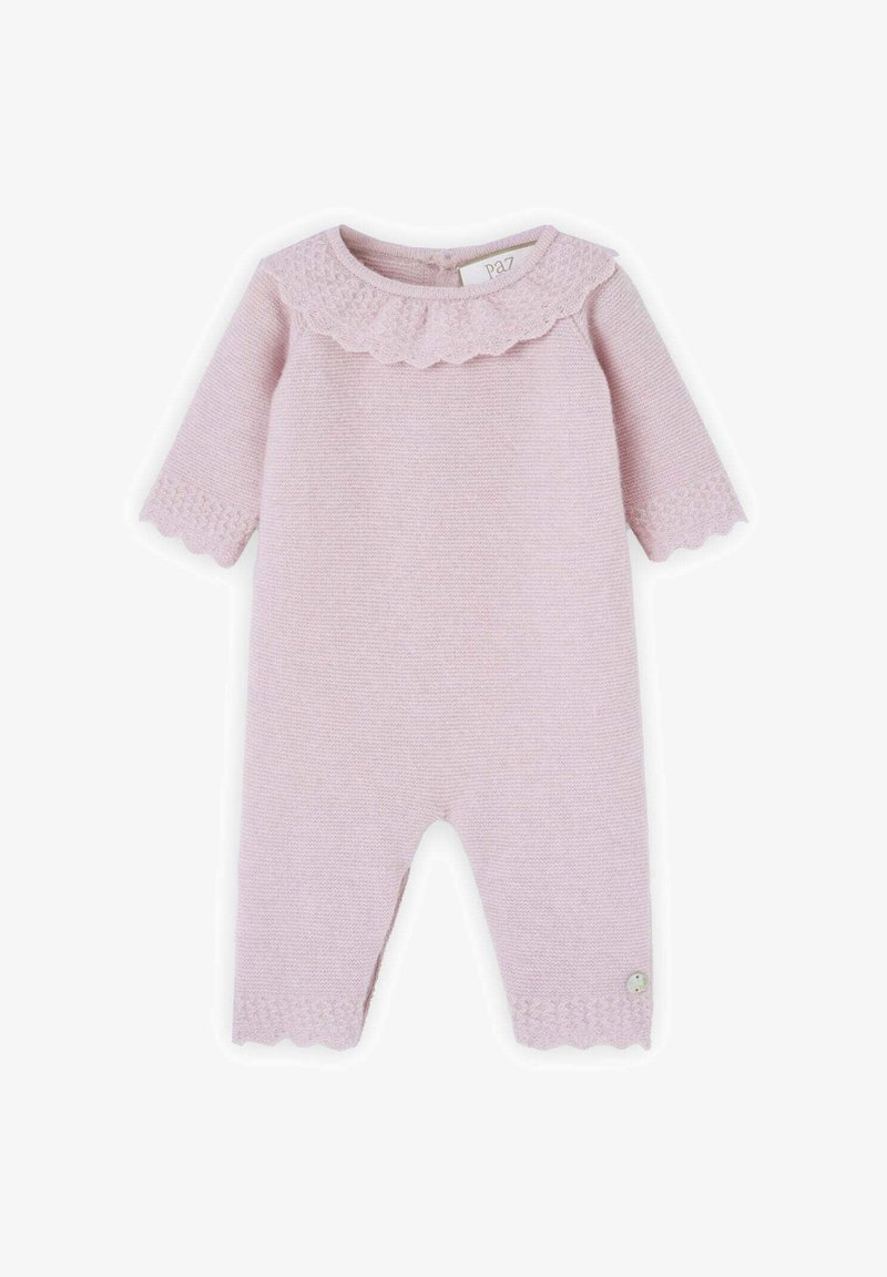 Combinaison en tricot rose avec col et bords de manches festonnés. Présente un motif texturé et un petit bouton décoratif.