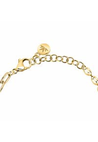 Bracciale in metallo color oro con anelli ovali e rotondi intrecciati, dotato di chiusura a moschettone e un ciondolo rotondo con logo impreziosito da un design.