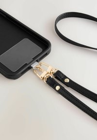 Funda de teléfono negra con un cierre de metal dorado, que cuenta con un interior suave, un bolsillo para tarjetas y una correa negra texturizada.
