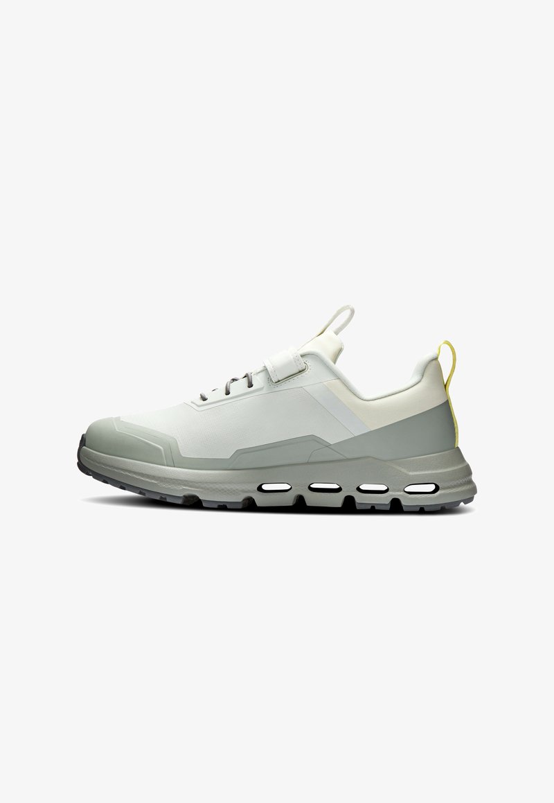 Šviesiai pilki sportiniai bateliai su tekstūruotu viršumi, kontrastingomis žaliomis detalėmis ir storu padu, kuriame matomas amortizavimas ir apvali forma.