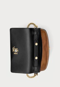 Borsa a tracolla in pelle nera con catena dorata, dettagli in metallo dorato e interno marrone. Presenta una chiusura a scatto e un dettaglio con logo.