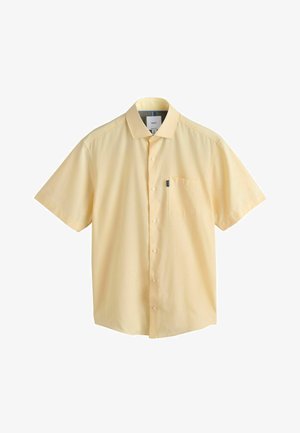 Lysegul kortærmet skjorte med knapper, krave og brystlomme, vist på hvid baggrund.