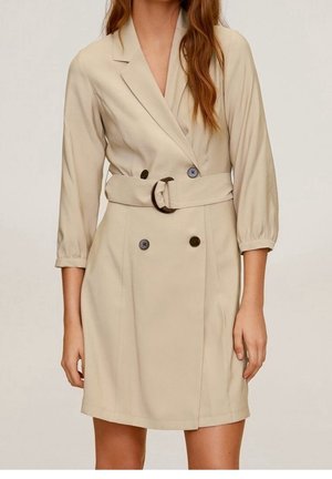 Robe beige à double boutonnage avec une ceinture à nouer, revers crantés, manches trois-quarts et deux boutons foncés à l'avant. Texture lisse.