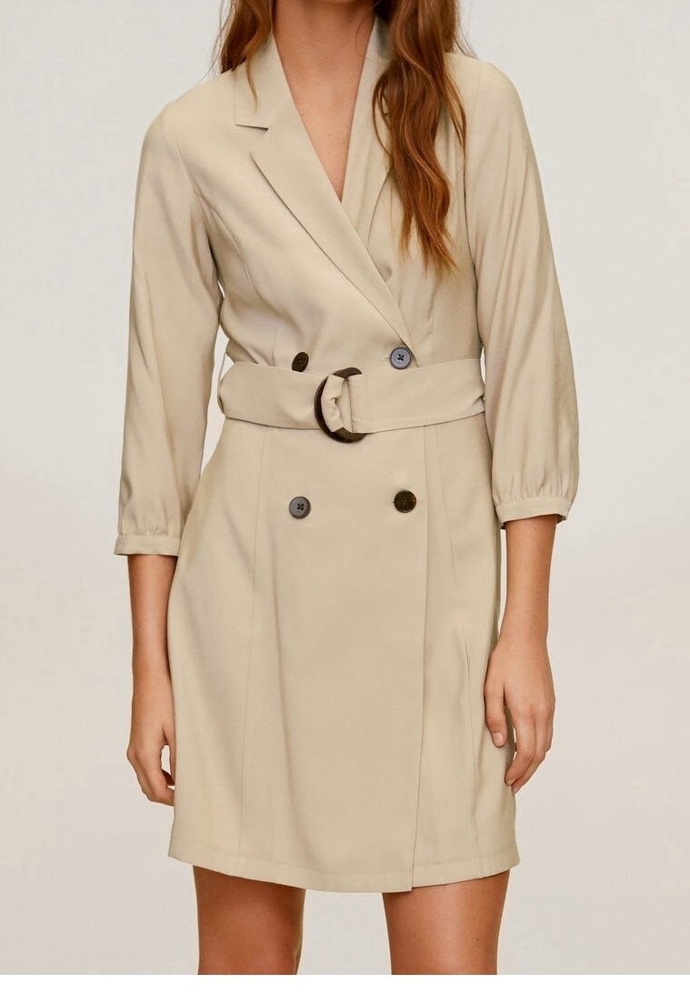 Beige doppeltknöpfiges Kleid mit einem Taillengürtel, Reverskragen, Dreiviertelärmel und zwei dunklen Knöpfen auf der Vorderseite. Glatte Textur.