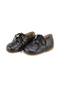 Zapatos infantiles de cuero marrón con punta redonda, perforaciones decorativas y cordones. La suela es plana con un borde marrón claro.