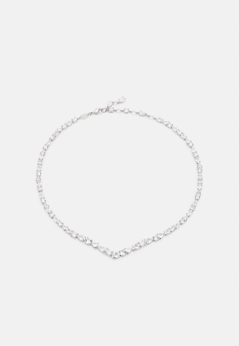 Colar de prata com um design simétrico, adornado com múltiplas pedras preciosas transparentes dispostas em um padrão de chevron ao longo da corrente.