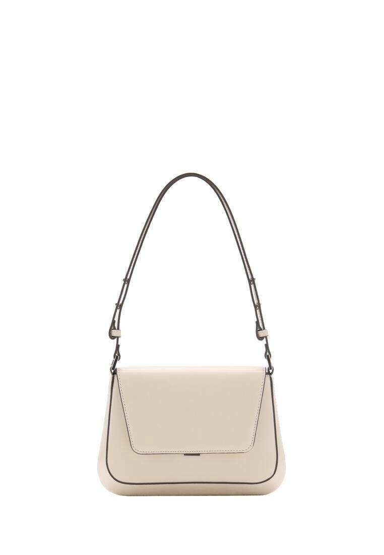 Borsa a spalla in pelle beige con rifiniture nere, chiusura a patta rettangolare e tracolla regolabile con chiusure metalliche.