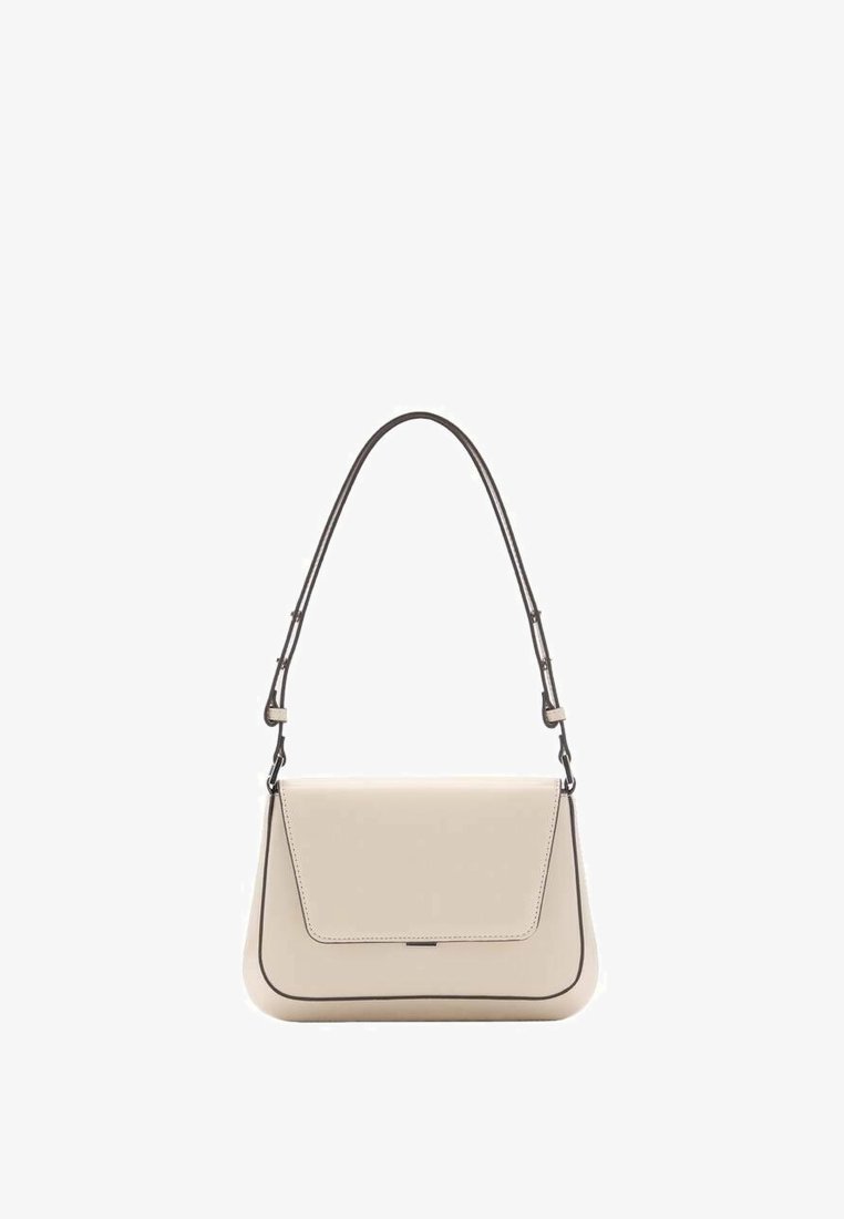 Borsa a spalla in pelle beige con rifiniture nere, chiusura a patta rettangolare e tracolla regolabile con chiusure metalliche.