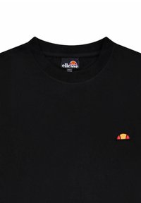 Czarny bawełniany t-shirt z okrągłym dekoltem i krótkimi rękawami. Na lewej piersi znajduje się małe haftowane logo w pomarańczowym i żółtym kolorze.