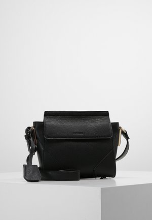 Sac bandoulière en cuir noir avec une forme structurée, fermeture par rabat supérieur, surface texturée et accents en métal doré.