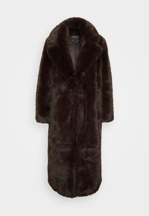 Manteau en fausse fourrure brune avec un large col, des manches longues et deux poches avant. La texture est pelucheuse, offrant un aspect doux.