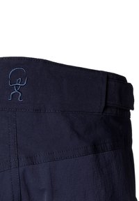 Mørkeblå bukser med en glat overflade, der har en syet talje og et lille broderet logo af en figur, der løfter.