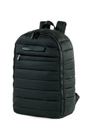 Mochila acolchada negra con una parte superior redondeada, que presenta costuras horizontales, un bolsillo delantero con cremallera y tirantes ajustables. Logotipo mostrado en la parte delantera.