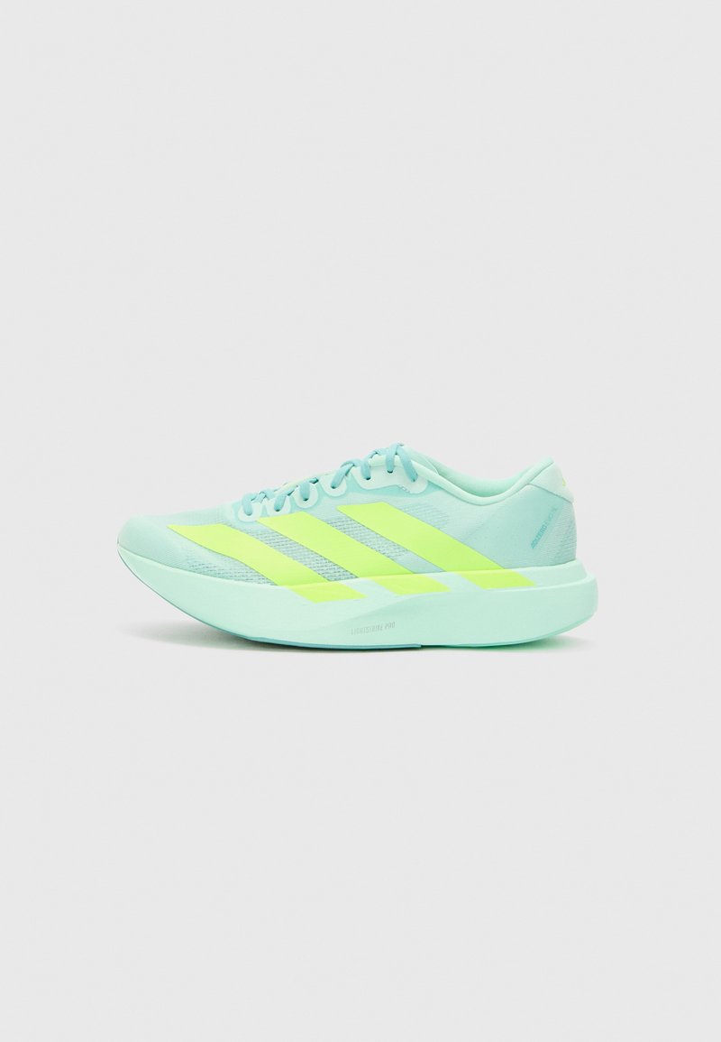 Hellblaue Laufschuhe mit neon-gelben Streifen, Obermaterial aus Mesh und einer leicht geschwungenen Sohle für verbesserte Leistung und Komfort.