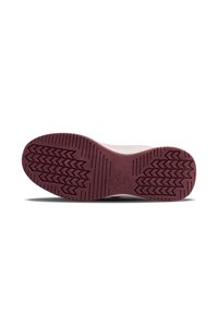Semelle de sneaker en caoutchouc bordeaux avec un motif de bande de roulement texturé et un détail de logo. Partie supérieure lisse et blanche, mettant en avant la durabilité et l'adhérence.