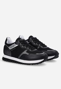 Chaussures de sport noires en mesh et cuir synthétique, avec des accents argentés, des lacets ronds et une semelle texturée.