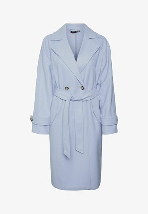 Svetlo moder volnen plašč z dvojnim zapenjanjem, širokim ovratnikom in pasom na vezanje. Ima velike gumbe in zavite manšete.