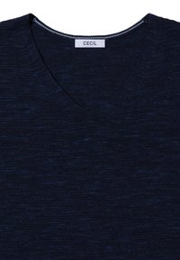 Granatowy sweter z dekoltem w serek, wykonany z fakturowanej dzianiny, z delikatnym melanżowym wzorem oraz metką z napisem "CECIL" przy dekolcie.