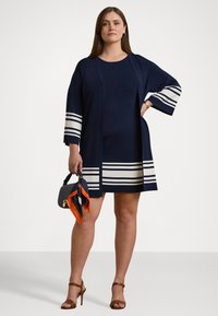Lauren Ralph Lauren Woman TWO TONE CAP SLEEVE SHIFT SWEATER DRESS - Laisvo kirpimo suknelė - refined navy/white
