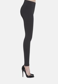 Czarne legginsy z elastycznego materiału, z wysokim stanem, o gładkiej teksturze, zestawione z błyszczącymi czarnymi szpilkami.