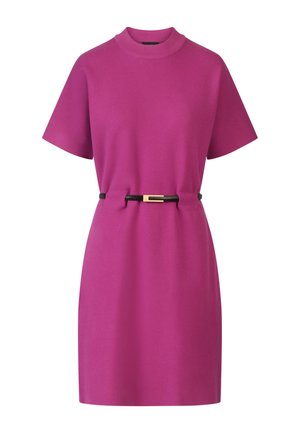 Kurzärmliges Kleid in lebhaftem Fuchsia, mit hohem Ausschnitt und einem schwarzen Gürtel mit goldener Schnalle in der Taille. Glatte Textur.
