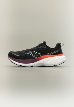 Scarpa da corsa nera con intersuola bianca e arancione, tomaia in mesh traspirante e logo del marchio sul lato, mostrata su sfondo neutro.