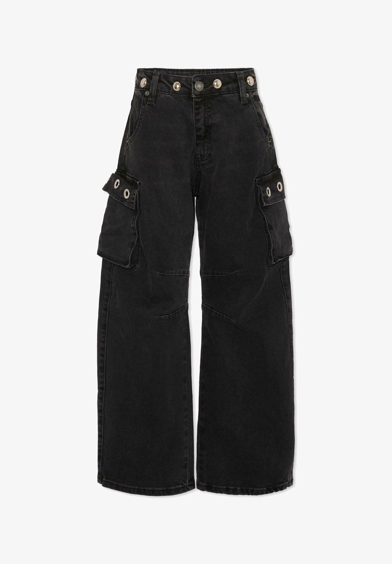 Czarne spodnie cargo wykonane z denimu o szerokim kroju. Posiadają wiele bocznych kieszeni i metalowe oczka. Miękka tekstura.