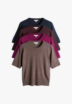 Vier kurzärmelige Strickpullover in Taupe, Magenta, Dunkelbraun und Marineblau, übereinander auf einem weißen Hintergrund angeordnet.