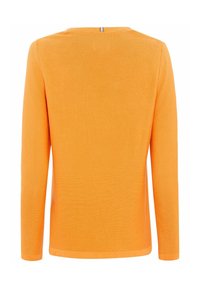 Pomarańczowy sweter z długim rękawem, wykonany z textured tkaniny, z okrągłym dekoltem i małym pionowym szwem z tyłu. Dół oraz mankiety wykończone ribbwaną krawędzią.