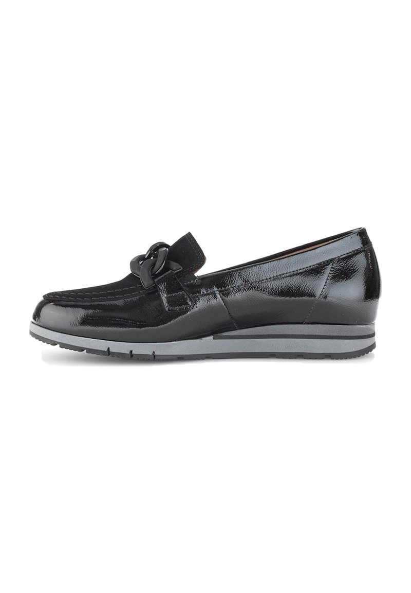 Zwarte gepatineerde leren moccasin met een getextureerde neus, suède accenten en een decoratieve knoop. Voorzien van een lage wig hak en een rubberen zool.