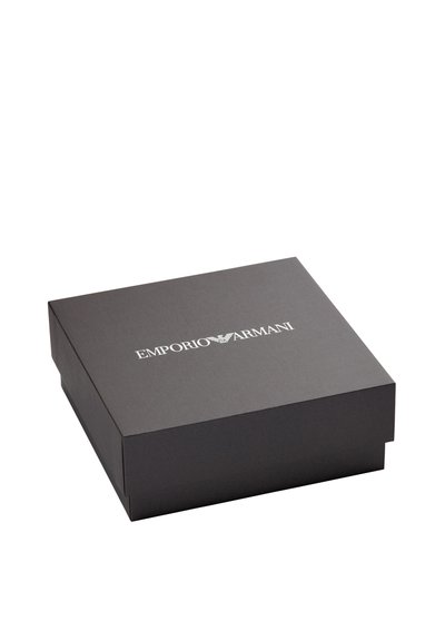 Boîte en carton noire avec une finition mate, portant l'inscription « EMPORIO ARMANI » en police blanche avec empattement sur le couvercle. Forme carrée avec un couvercle à charnière.