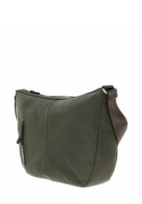 Borsa a tracolla in nylon verde con design curvo, chiusura con zip e tracolla in tessuto marrone. Presenta una tasca esterna con zip e logo.