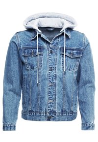 Jeansjacka med en ljusblå tvätt, har en grå huva, knappstängning fram, två bröstfickor och slitna detaljer på ärmarna.