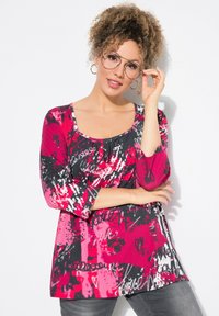 Fuchsia en zwart gebloemd top met een ronde hals en driekwart mouwen, met abstracte ontwerpen en een zachte stoftextuur.