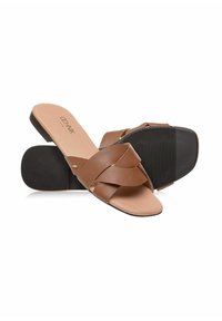 Brązowe skórzane klapki z krzyżującym się wzorem na górze, z miękką wkładką i czarną gumową podeszwą z poziomymi rowkami zapewniającymi przyczepność.