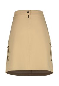 Beige skort yang terbuat dari kain ringan, dilengkapi dengan penutupan kancing, saku samping dengan ritsleting, dan hem yang sedikit melengkung ke atas.