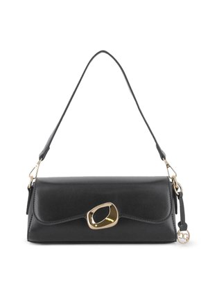Bolso de hombro de cuero negro con una solapa curva, hebilla irregular en tono dorado, correa desmontable y un pequeño charm con logo redondo.