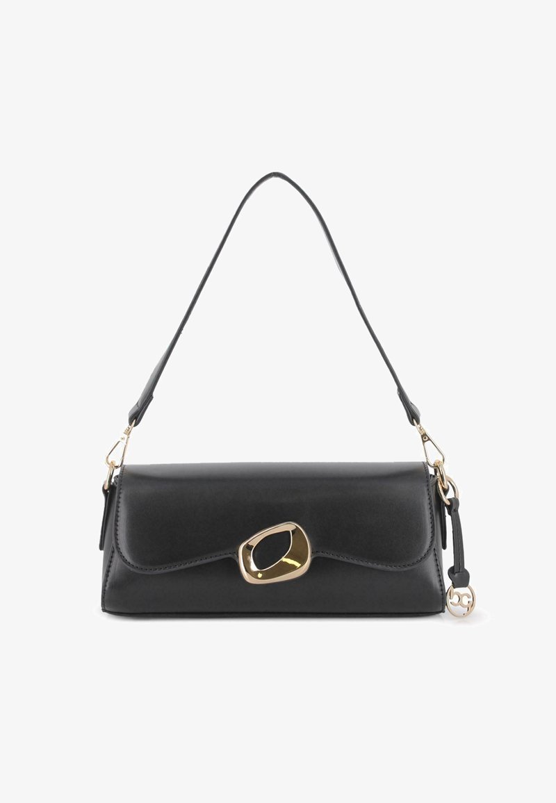 Bolso de hombro de cuero negro con una solapa curva, hebilla irregular en tono dorado, correa desmontable y un pequeño charm con logo redondo.
