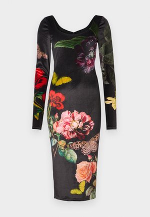 Langärmliges Blumenkleid mit schwarzem Stoffgrund, das lebendige Blumenmuster und Schmetterlingsakzente in rosa, rot und gelb zeigt.