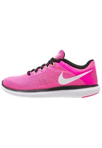 Scarpa da atletica rosa con tomaia in mesh, dettagli neri, logo Nike bianco e suola leggera. Presenta laccetti gialli brillanti e dettagli sul tallone.