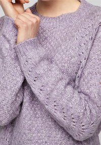 Lawendowy sweter z dzianiny o fakturowanym wzorze, z prążkowanym dekoltem i mankietami, charakteryzujący się luźnym krojem i misternym splotem warkoczowym na rękawach.