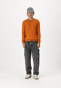 Jack & Jones JJROY KNIT CREW NECK - Džemper - marmalade