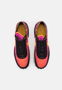 Nike Sportswear W NIKE WAFFLE ONE - Sapatilhas - active fuchsia/universe gold/black/coconut milk/metallic silver/orange