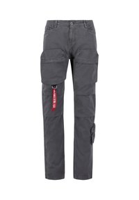 Pantalones cargo grises con múltiples bolsillos, un lazo con una etiqueta roja y un diseño de pierna ligeramente ajustada. Fabricados con un tejido duradero.